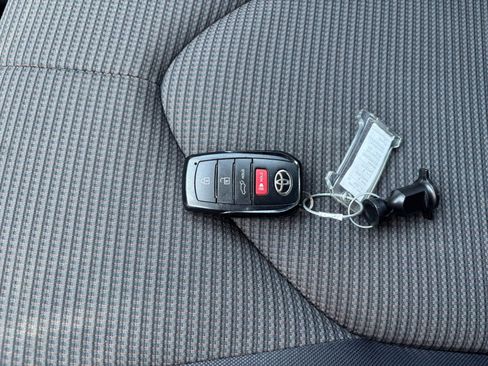 Used 2025 Toyota Highlander LE FWD image 20