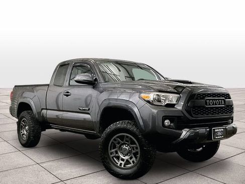Used 2017 Toyota Tacoma TRD Sport AWD/4WD image 2