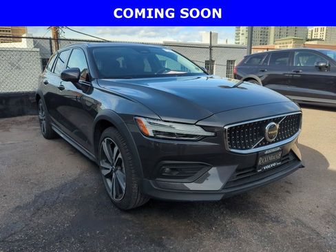Used 2025 Volvo V60 B5 Cross Country Plus image 1