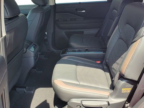 New 2025 Nissan Pathfinder Platinum image 17
