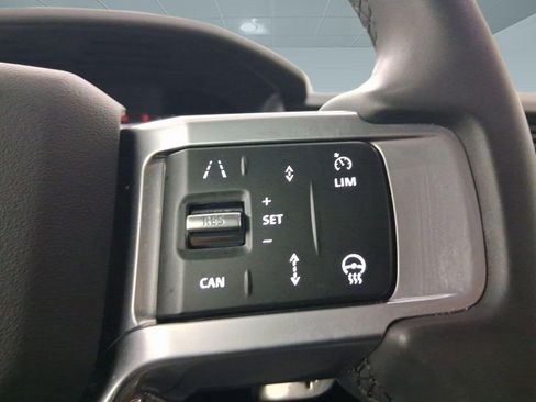 Used 2025 Land Rover Discovery Dynamic SE image 16