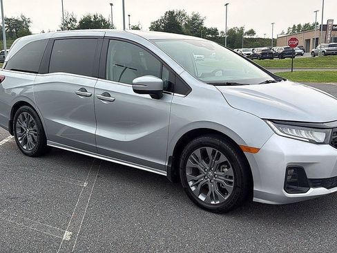 Used 2025 Honda Odyssey Touring image 2