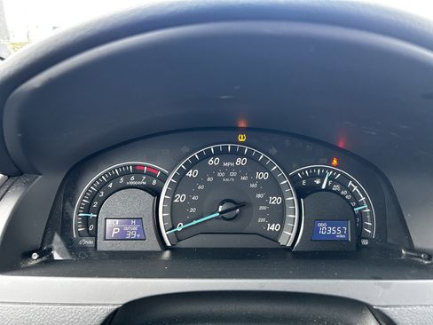 Used 2014 Toyota Camry L image 16