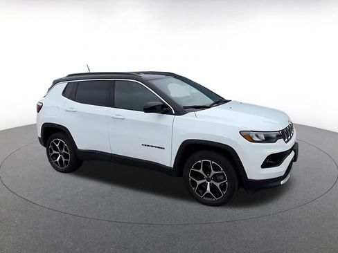 Used 2025 Jeep Compass Limited AWD/4WD image 2
