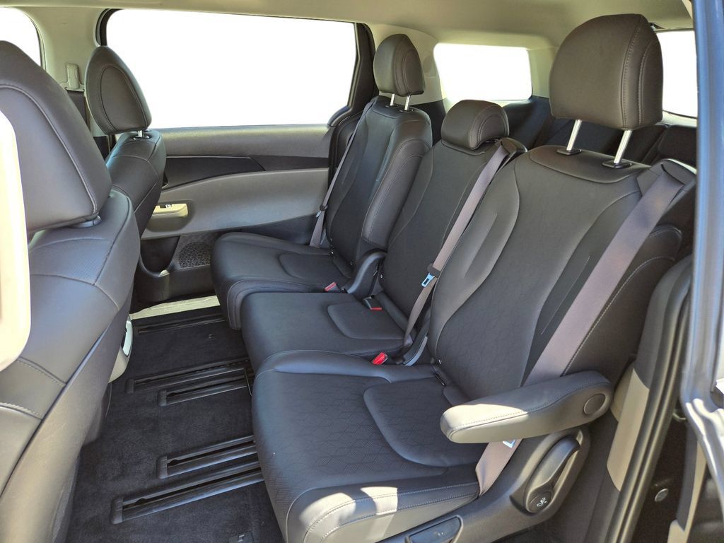 Certified 2025 Kia Carnival FWD image 18