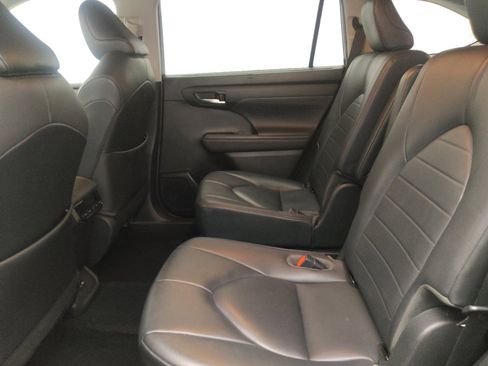 Used 2020 Toyota Highlander XLE FWD image 18