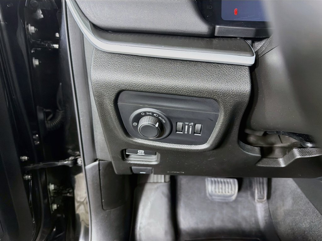 Used 2024 Jeep Grand Cherokee L Altitude AWD/4WD image 11