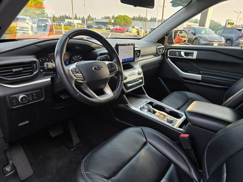 Used 2020 Ford Explorer XLT w/ Equipment Group 202A AWD/4WD image 12