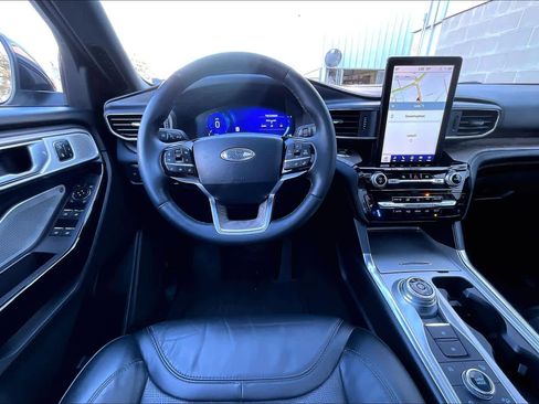 Certified 2022 Ford Explorer Platinum w/ Equipment Group 601A image 5