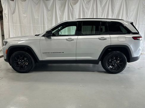 Used 2025 Jeep Grand Cherokee Altitude AWD/4WD image 4