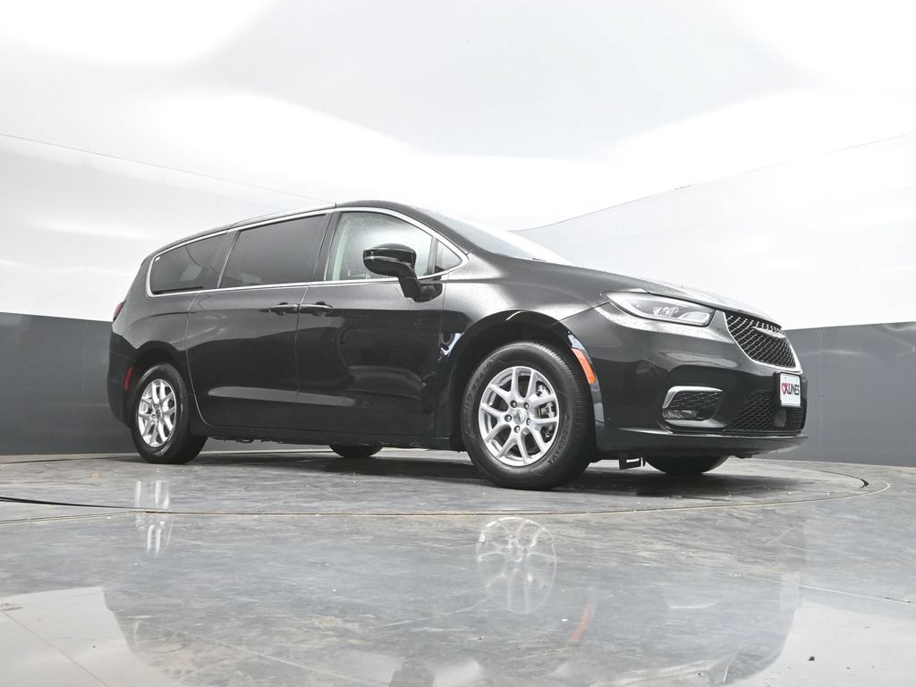 Used 2024 Chrysler Pacifica Touring-L FWD image 31