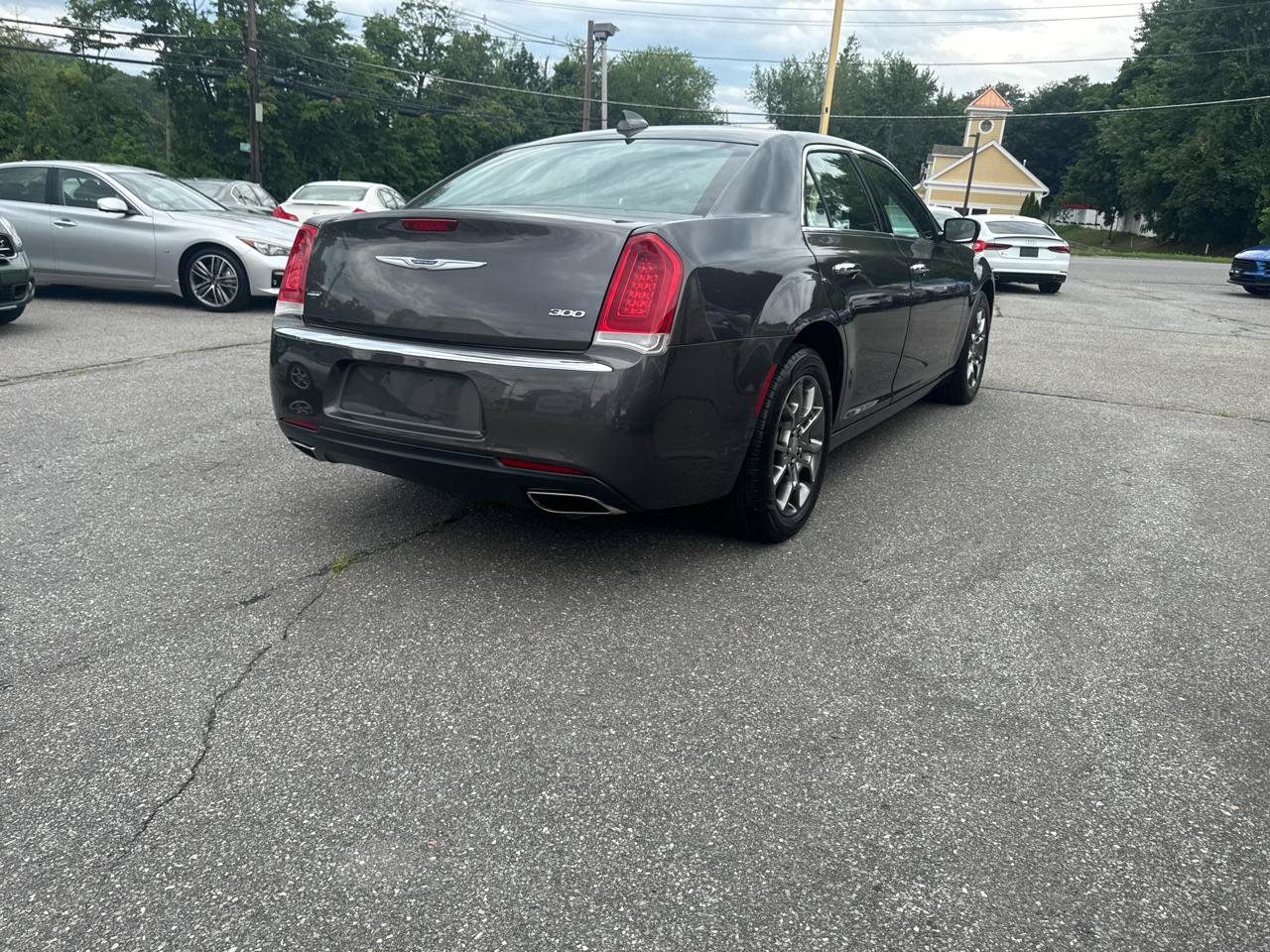 Used 2019 Chrysler 300 Limited AWD/4WD image 9