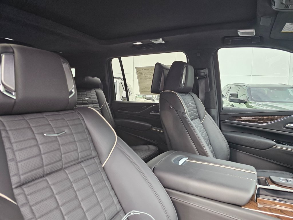 Used 2024 Cadillac Escalade ESV Sport Platinum w/ Heavy-Duty Trailer Package AWD/4WD image 11