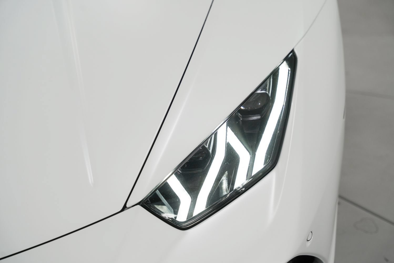 Used 2018 Lamborghini Huracan Performante AWD/4WD image 13