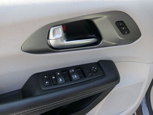 Used 2023 Chrysler Pacifica Touring-L FWD image 14