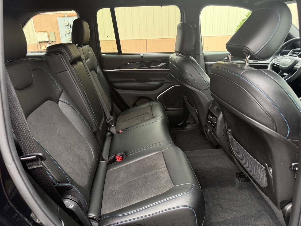 Used 2023 Jeep Grand Cherokee Trailhawk w/ Luxury Tech Group III AWD/4WD image 18