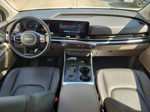 Certified 2025 Kia Carnival FWD image 3