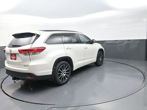 Used 2018 Toyota Highlander SE AWD/4WD image 3