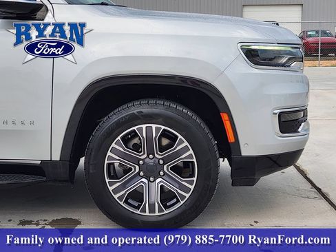 Used 2024 Jeep Wagoneer Series II w/ Flexible Seating Group RWD image 5