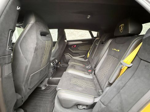 Used 2023 Lamborghini Urus Performante AWD/4WD image 30