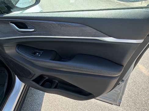 Used 2024 Jeep Grand Cherokee Limited w/ Luxury Tech Group II image 19