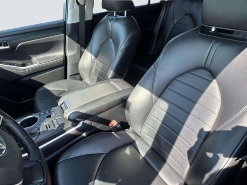 Used 2023 Toyota Highlander XLE AWD/4WD image 23