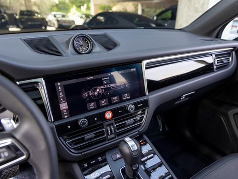 Certified 2025 Porsche Macan AWD/4WD image 35