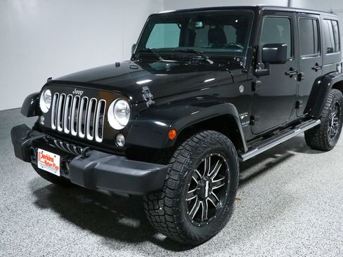 Used 2016 Jeep Wrangler Unlimited Sahara w/ Dual Top Group AWD/4WD image 29