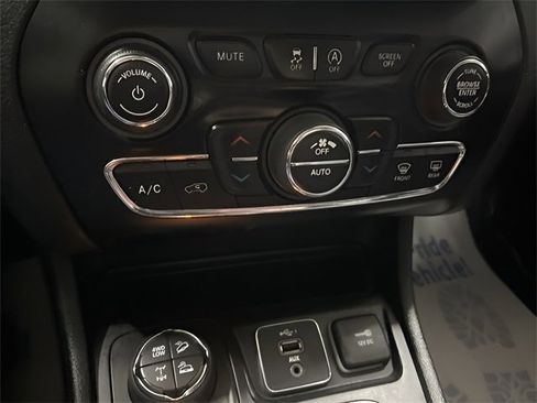 Used 2019 Jeep Cherokee Trailhawk image 48