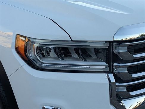 Used 2023 GMC Acadia SLT image 9