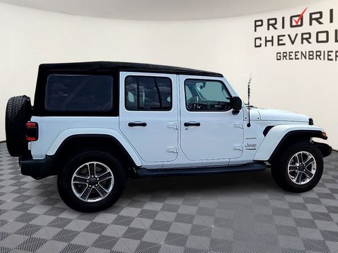 Used 2018 Jeep Wrangler Unlimited Sahara AWD/4WD image 9