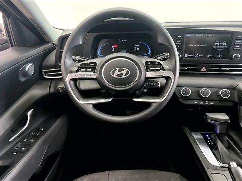 Certified 2024 Hyundai Elantra SE FWD image 5