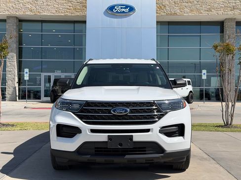 Used 2023 Ford Explorer XLT AWD/4WD image 2
