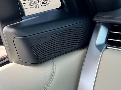 Used 2025 Land Rover Range Rover Long Wheelbase Autobiography image 31