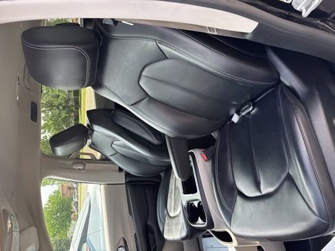 Used 2023 Chrysler Pacifica Touring-L FWD image 13