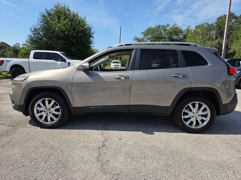Used 2017 Jeep Cherokee Limited AWD/4WD image 4
