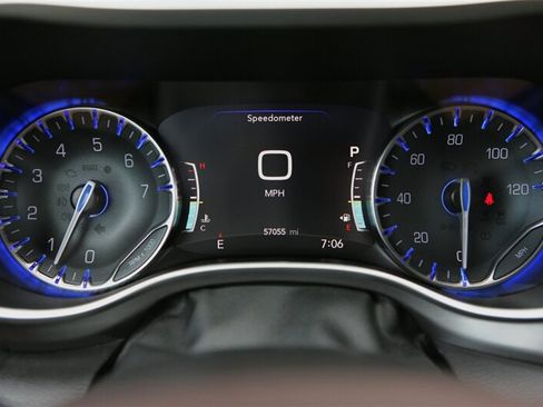 Used 2023 Chrysler Pacifica Touring-L FWD image 30