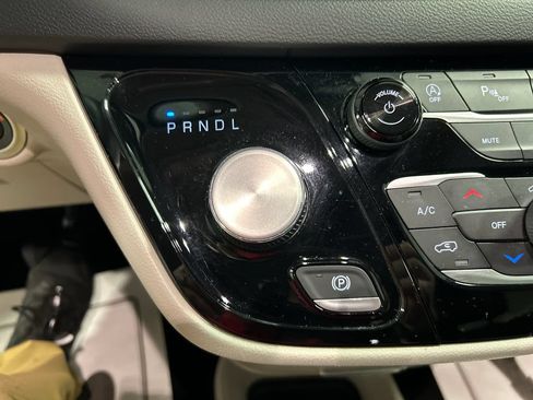 Used 2024 Chrysler Pacifica Touring-L FWD image 20