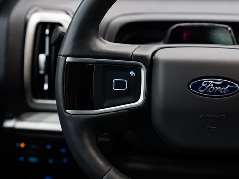Used 2025 Ford Expedition Active AWD/4WD image 17