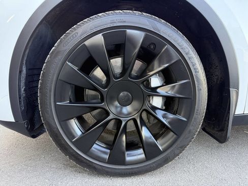 Used 2024 Tesla Model Y Long Range AWD/4WD image 32