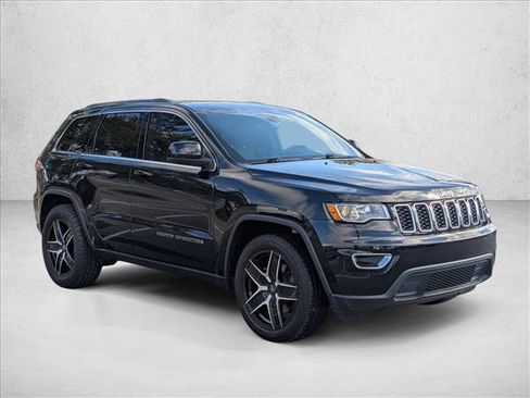 Used 2021 Jeep Grand Cherokee Laredo image 3