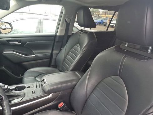 Used 2021 Toyota Highlander XLE image 7