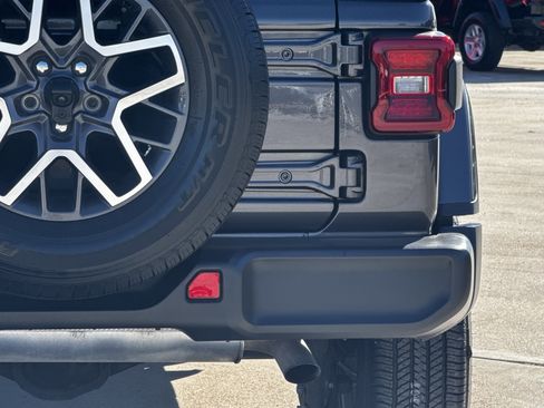 Used 2025 Jeep Wrangler Sahara image 11