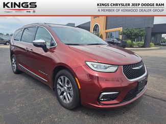 Used 2023 Chrysler Pacifica Pinnacle FWD video 1