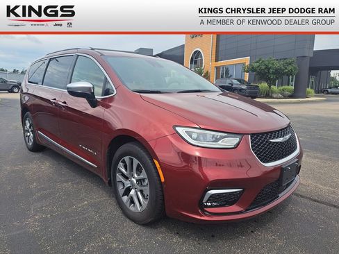 Used 2023 Chrysler Pacifica Pinnacle FWD image 1
