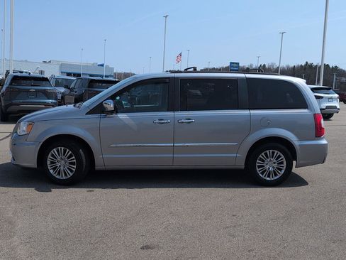 Used 2015 Chrysler Town & Country Touring-L w/ Driver Convenience Group image 3