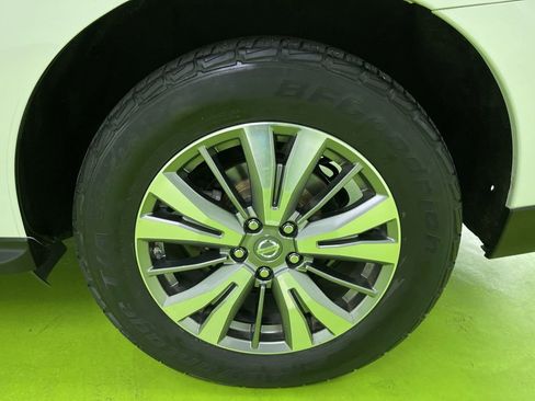 Used 2018 Nissan Pathfinder SV image 15