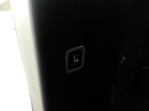 Used 2025 Chrysler Pacifica Limited FWD image 34