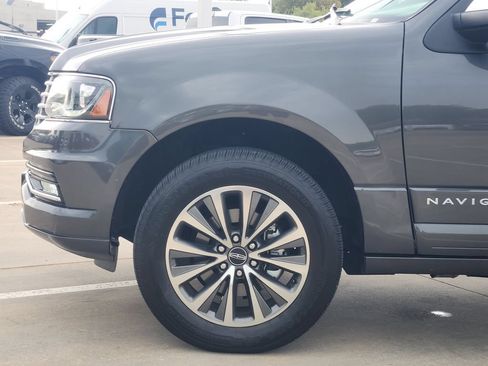 Used 2017 Lincoln Navigator Select RWD image 9