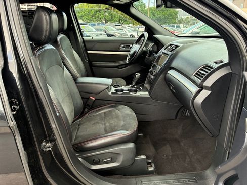 Used 2019 Ford Explorer XLT w/ Equipment Group 202A FWD image 29